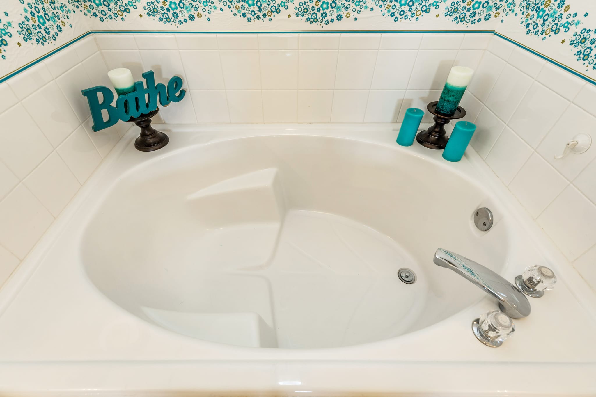 downstairs master bathroom tub