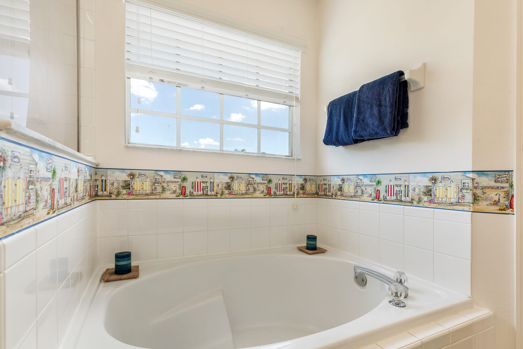 upstairs master bathroom tub